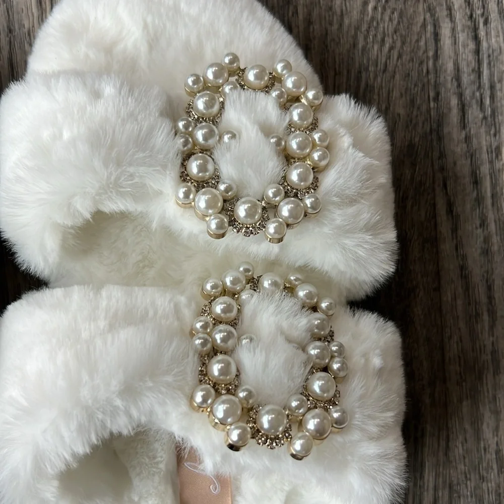 She is Cheval Shoes White Faux Mink Neverending Story Slippers Size 7 Bridal - Picture 6 of 11
